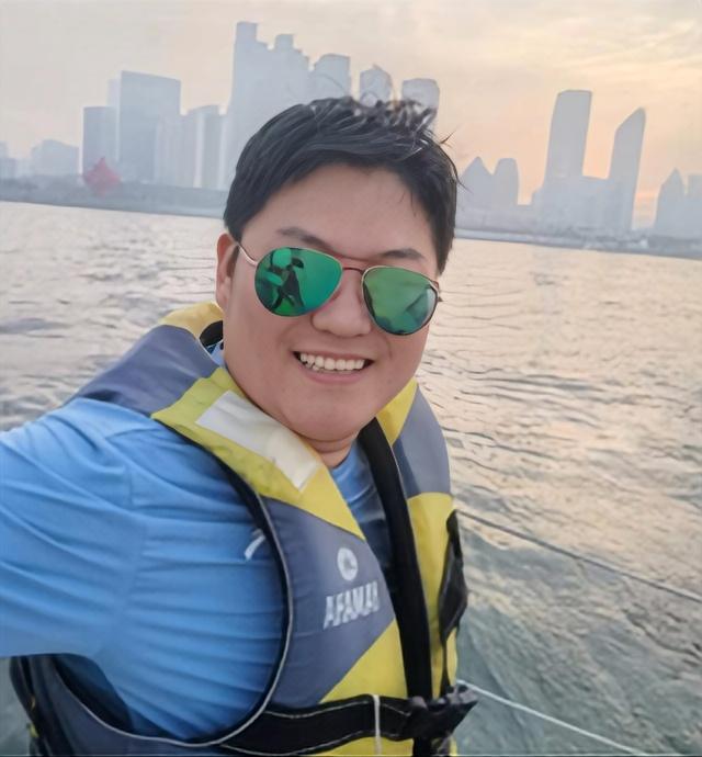 副总经理、房地产集团执行董事：张域磊